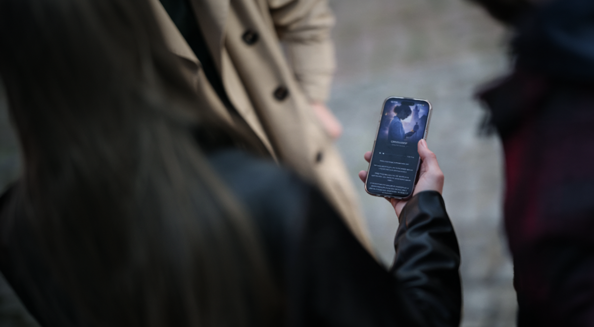 Hráčka drží v ulicích telefon s rozehraným příběhem Chronoskop
